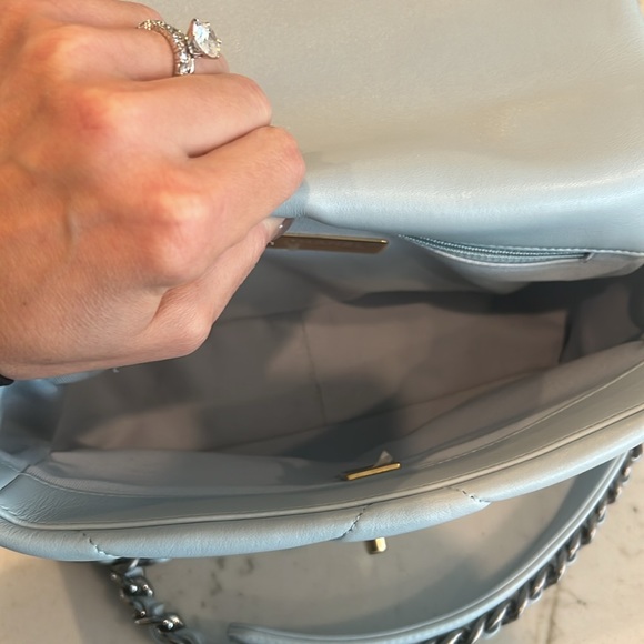 Chanel 19 medium quilted Flap Bag - light blue - Picture 10 of 16